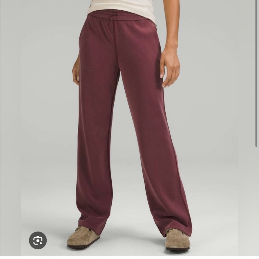 Softstreme High-Rise Pant
Regular in Burgundy